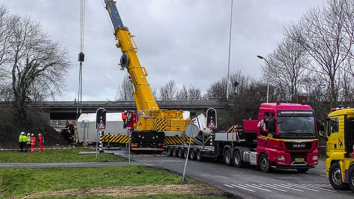 De grote vrachtwagen wordt geborgen en Rijkswaterstaat is bezig met herstelwerkzaamheden.