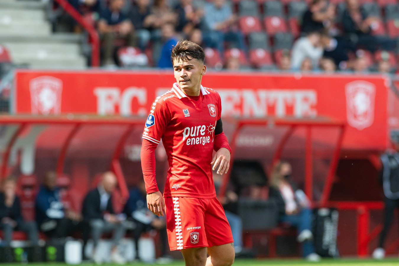 Manfred ugalde. Манфреда угальде футболист. Форма красная твенте. Манфреда угальде футболист. Патрик герритсен твенте.