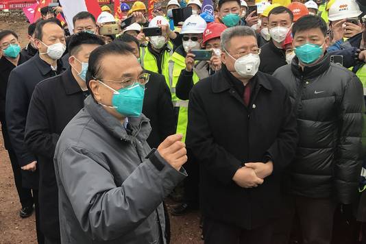 Premier Li Keqiang (links) op de werf van het nieuwe ziekenhuis.
