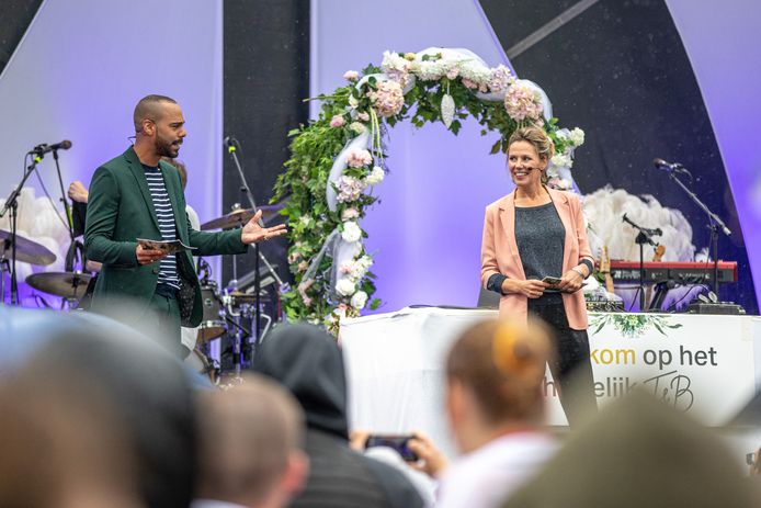 Katrien De Ruysscher (Judith) en Yemi Oduwale (Dries) presenteerden een quiz.