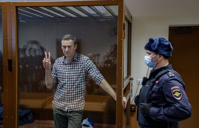 Alexej Navalny (links) eind februari in de rechtszaal.