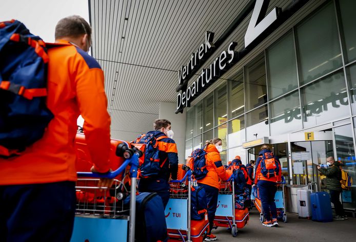 Olympiers met hun koffers bij de vertrekhal voorafgaand aan de vlucht naar de Chinese hoofdstad Peking.