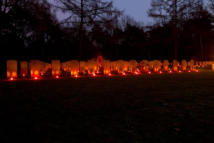 De lichtjes op de begraafplaats in Overloon