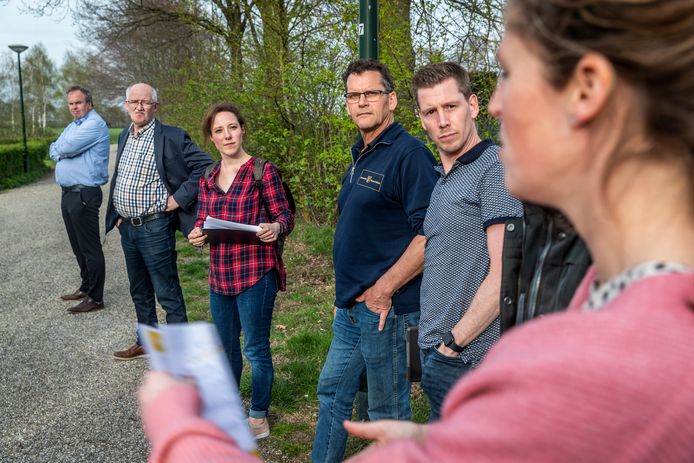 Claire Laudij, beleidsmedewerker openbaar beheer (derde van links), luisterde in april 2022 naar een van de leden van het dorpsoverleg in Elsendorp tijdens de Kijk op de Wijk