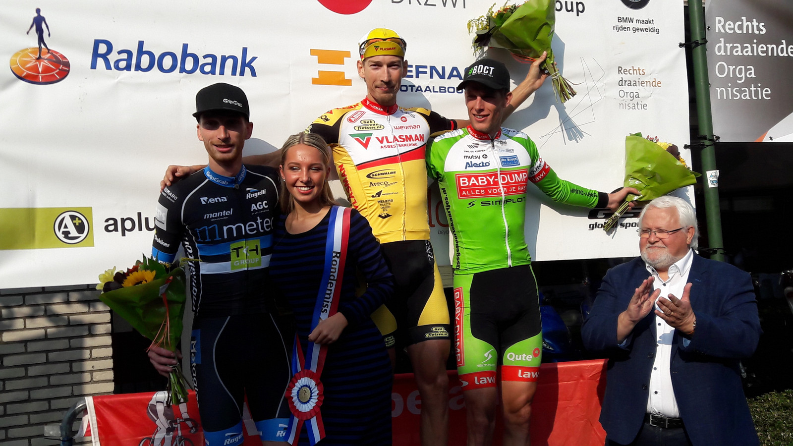 Het podium van de 48e Ronde van Midden-Brabant. Winnaar Jasper Bovenhuis wordt geflankeerd door nummer twee Rick Ottema (rechts) en nummer drie Jasper Hamelink.