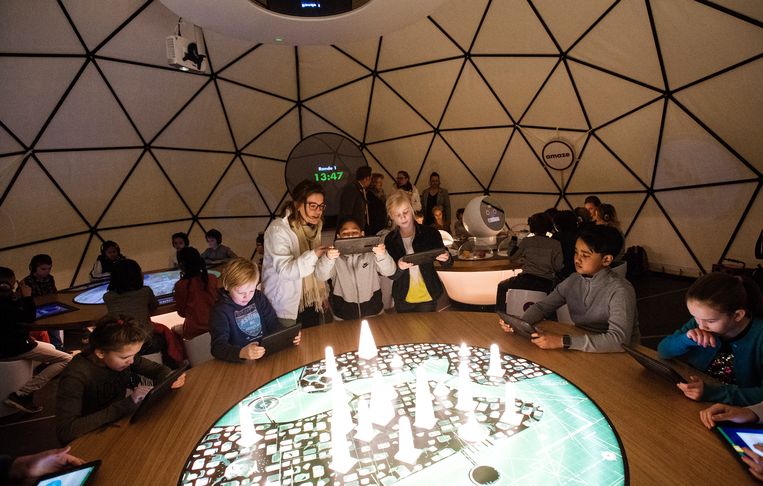 Leerlingen van basisschool De Globetrotters in Rotterdam voeren proefjes uit tijdens een lesprogramma, ondersteund door Shell. Beeld ANP