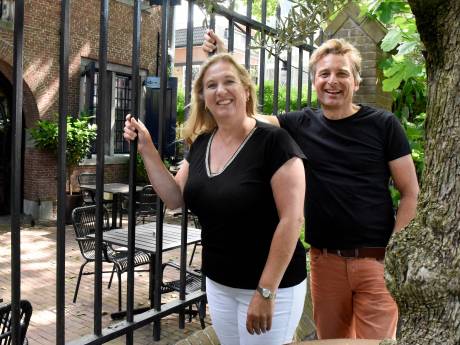 Juliette en Martin hebben GELIJK gereserveerd: op 1 juni zitten zij op het terras van Van Rossum
