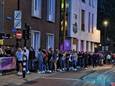 Een lange rij voor de deur van Café Philip in Tilburg