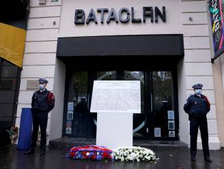 Symbolische herdenking van aanslagen in Parijs, middenin proces