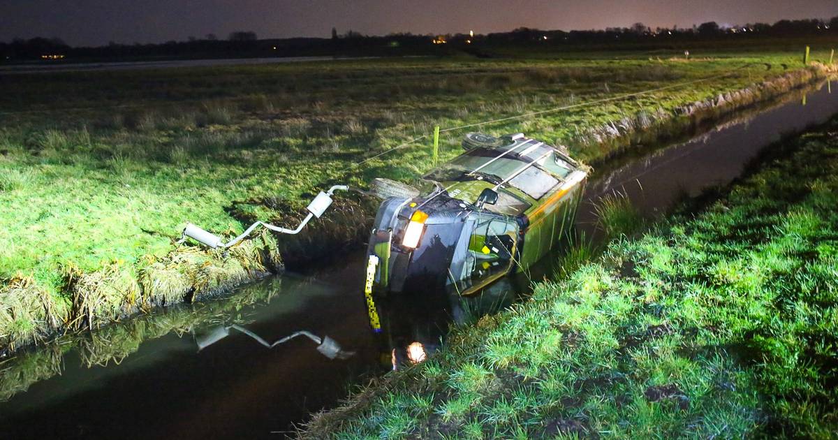 Busje eindigt in sloot na ongeluk op A28: bestuurder gewond.