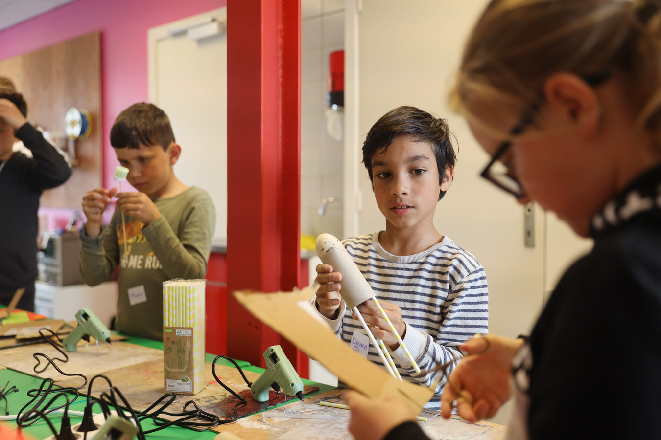 Leren solderen of aan de slag met een kinderen knutselen erop los bij Uitvinderslab | Foto | AD.nl