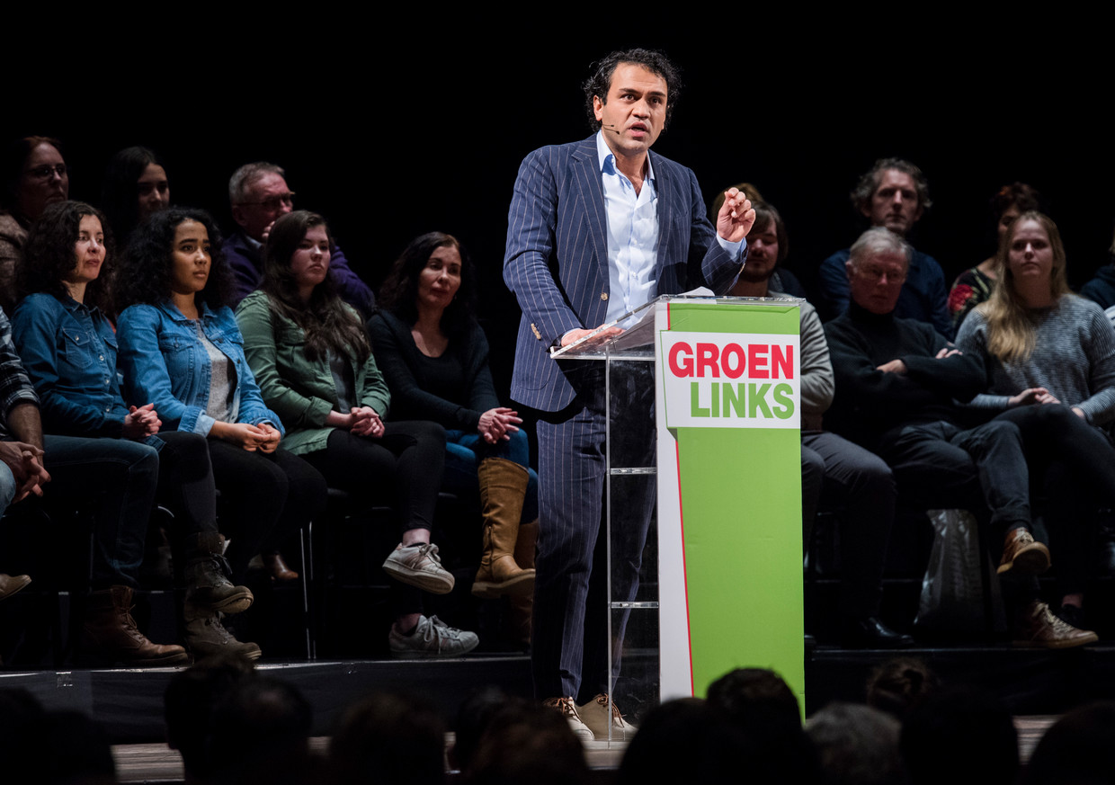 Zihni Özdil geeft een speech tijdens een verkiezingsbijeenkomst van GroenLinks.  Beeld ANP