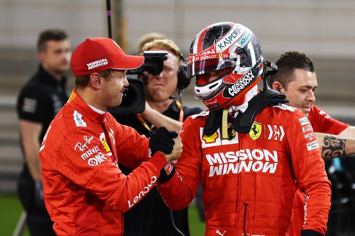 Leclerc neemt de felicitaties van teamgenoot Vettel in ontvangst.