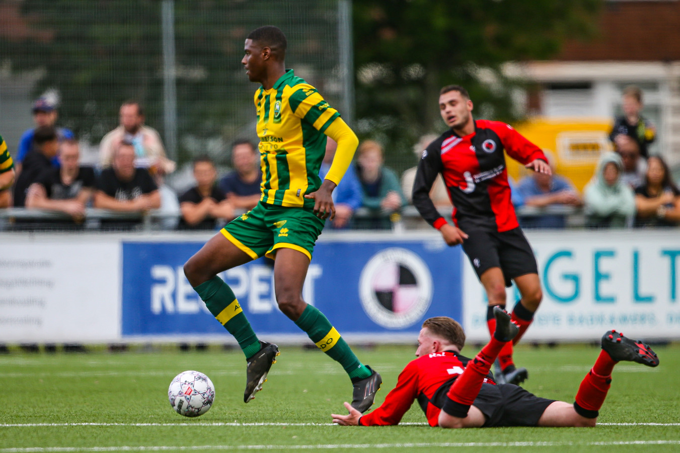 ‘Basketballer’ Esajas beleeft bij ADO speciale week met nieuw contract