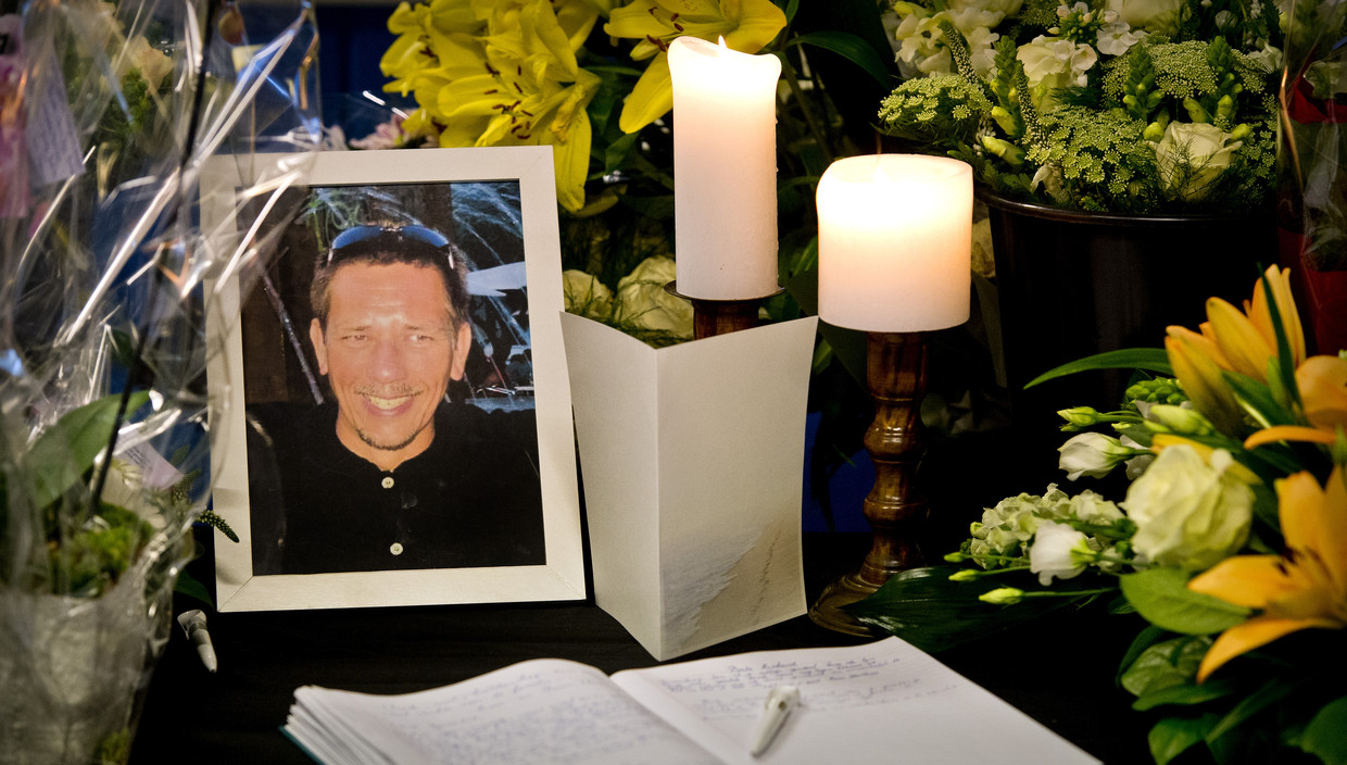 Tien jaar geleden: bloemen en een condoleanceboek in het clubhuis van Buitenboys in Almere ter herinnering aan grensrechter Richard Nieuwenhuizen, die overleed na buitensporig geweld door spelers van Nieuw Sloten. Beeld koen van weel/ANP