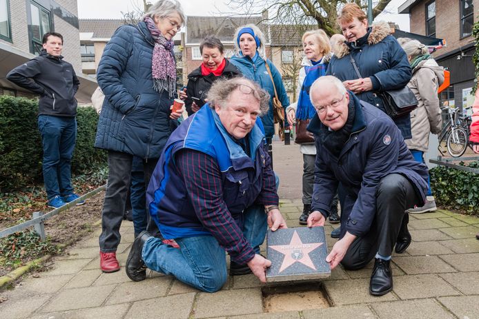 Wethouder Marcel Fluitman vervult gewoon zijn openbare functies. Hier legt hij met Harrie van Dijk, Vrijwilliger van het Jaar 2019, een tegel in het verbindingspad tussen de Slotlaan en het Wilhelminapark.