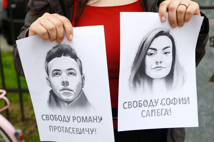 Een demonstrant eist de vrijlating van journalist Roman Protasevich en zijn vriendin Sofia Sapega.