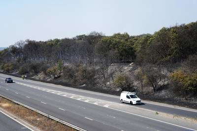 Enorme bosbrand langs snelweg in Engeland
