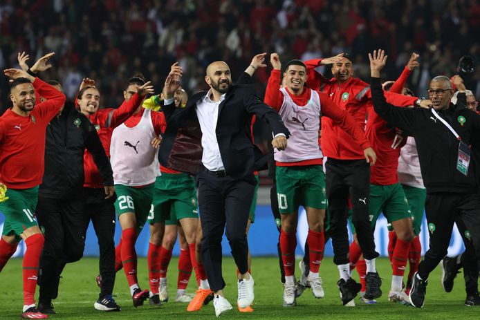 Feest bij coach Walid Regragui (m) en zijn spelers na de 2-1 overwinning.