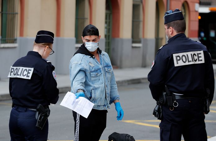 Franse politie-agenten controleren papieren in Nice.