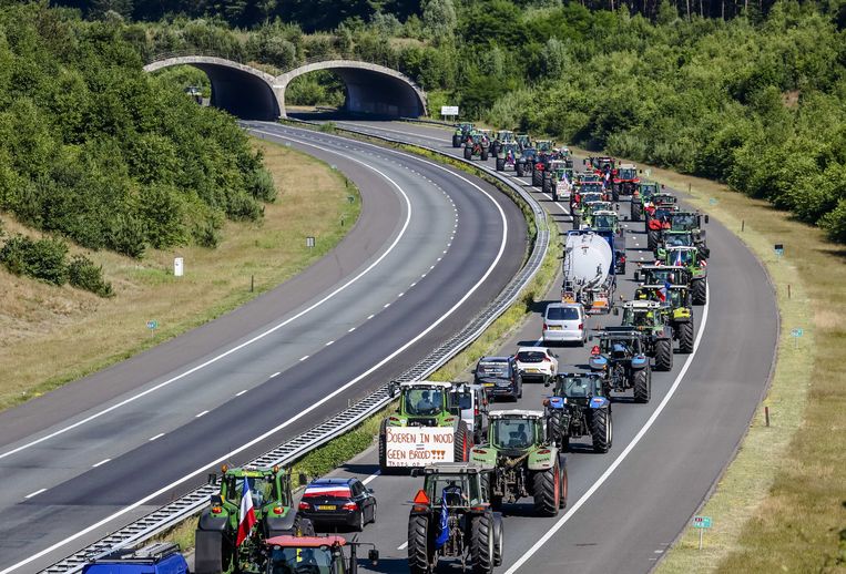Boeren vertrekken via de snelweg A1, na afloop van een boerenprotest in Stroe. Beeld ANP