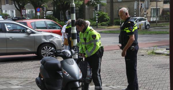 Jongen op scooter aangereden door automobilist in Oss.