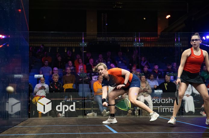 Tessa ter Sluis klopt de Belgische Chloé Crabbé op het EK squash voor landenteams in Eindhoven.