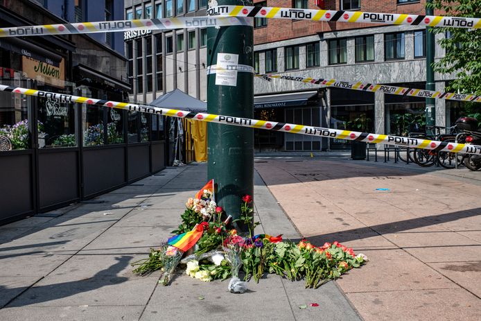 Bloemen die werden neergelegd op de plaats waar twee mannen werden doodgeschoten tijdens de Gay Pride in Oslo.