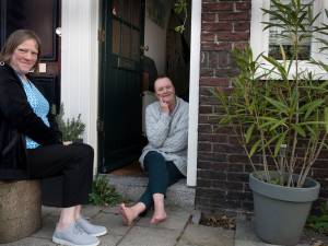 Cora en Yvette wonen al 23 jaar naast elkaar: ‘Ondiep en slechte wijk? Dacht het niet’