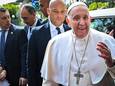 Paus Franciscus staat de media te woord als hij het ziekenhuis verlaat