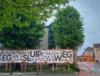 Geen gezichten van politici, maar protest tegen circulatieplan: verkiezingsbord in Sint-Amandsberg helemaal overplakt 