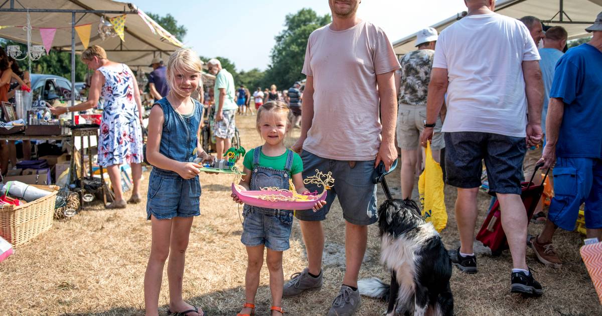 Speuren naar koopjes op de rommelmarkt in Retranchement