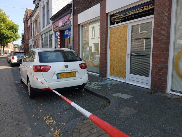 De deur en enkele ramen sneuvelden bij de explosie