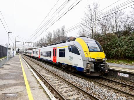 Les 130 passagers d'un train évacués après une collision avec une voiture à Deinze