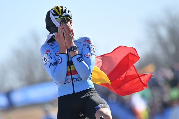 Joran Wyseure kan bij het overschrijden van de streep niet geloven dat hij wereldkampioen is. Trainer Marc Hemeryck wist een ronde van het einde dat de regenboogtrui binnen was.