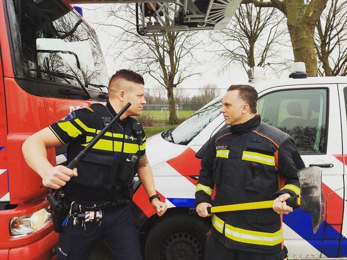 'Stare down' voor het voetbalduel tussen Alphense  politie en brandweer.
