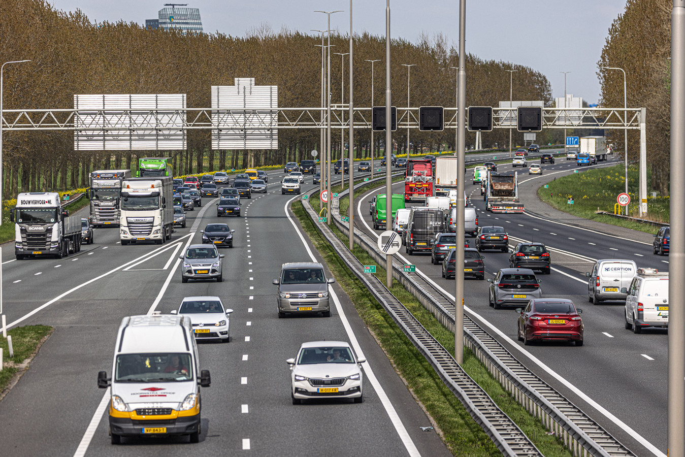 De weg tussen knooppunt Hattemerbroek en Epe in de richting van Zwolle wordt in mei en juni door Rijkswaterstaat onder handen genomen.