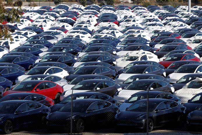 Een parking vol Tesla's.