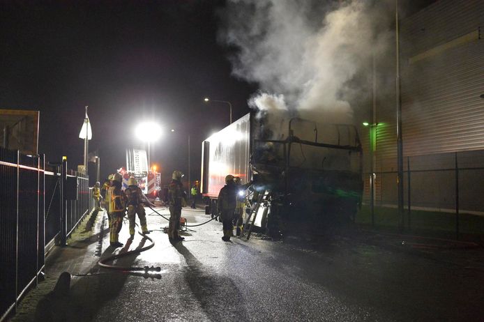 Op de Handelsweg in Etten-Leur zijn in de nacht van donderdag op vrijdag twee vrachtwagens in brand gevlogen.