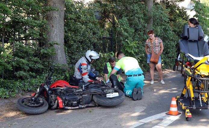 Hulpdiensten bij de gewonde motorrijder in Helvoirt.