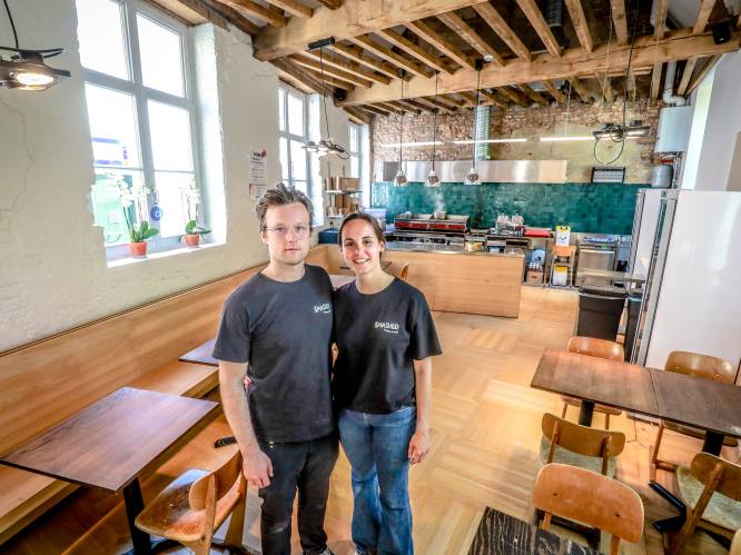 NET OPEN. Een vleugje Amerika in Brugge: Siggy (28) en Charlotte (26) serveren in ‘SMASHED’ burgers met friet