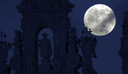Een volle maan. Hier ‘achter’ de  kathedraal van Santiago de Compostela in het noorden van Spanje.