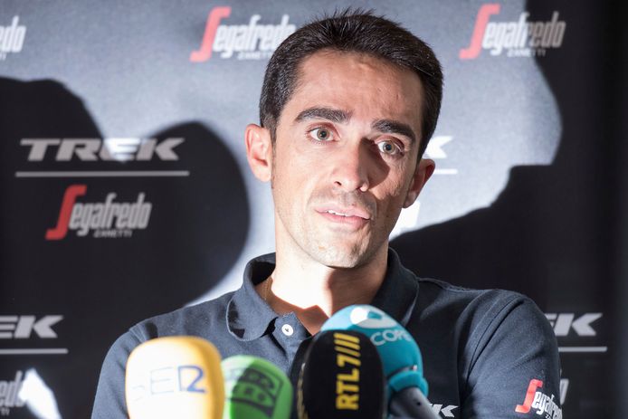 Alberto Contador tijdens de persconferentie in Düsseldorf.