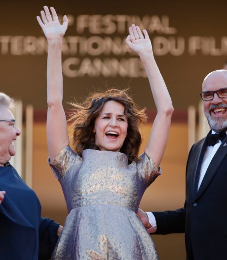 Valérie Lemercier en très grande forme pour la montée des marches du film “Aline”