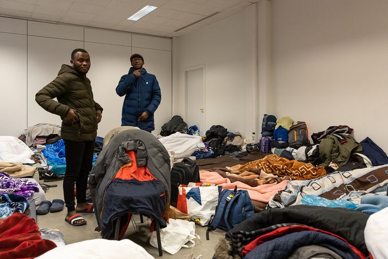 Belgische asielzoekers wonen met 800 mensen in een kraakpand in Brussel.  Beeld Belga
