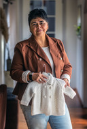 Mirjam Else Welink van IJken met het vestje waarin ze naar Nederland kwam.