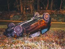 Wonderlijk ongeluk in Putten: auto maakt halve salto, bestuurder blijft ongedeerd