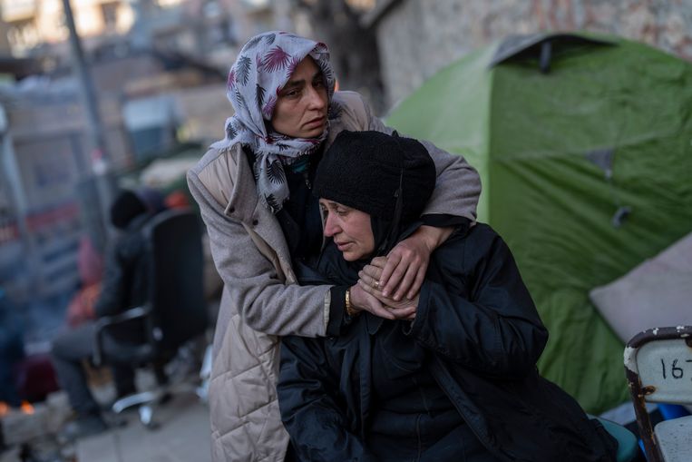 Twee vrouwen treuren na de aardbeving in Antakya, Turkije. Beeld AP