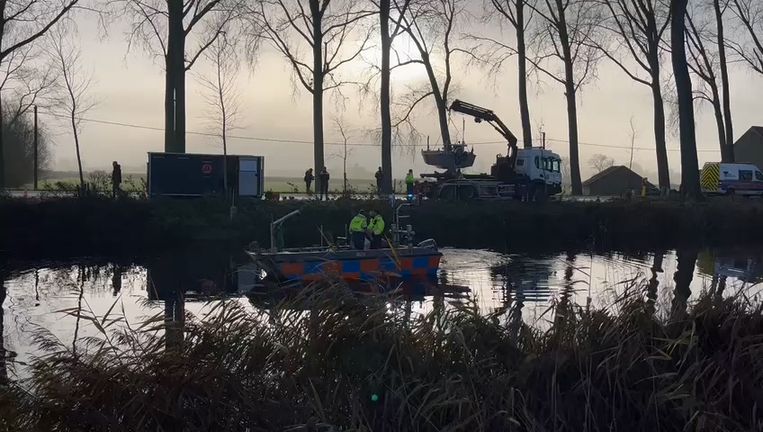 Duikers zoeken in Damse Vaart naar pistool van Bende van Nijvel. Beeld VTM NIEUWS