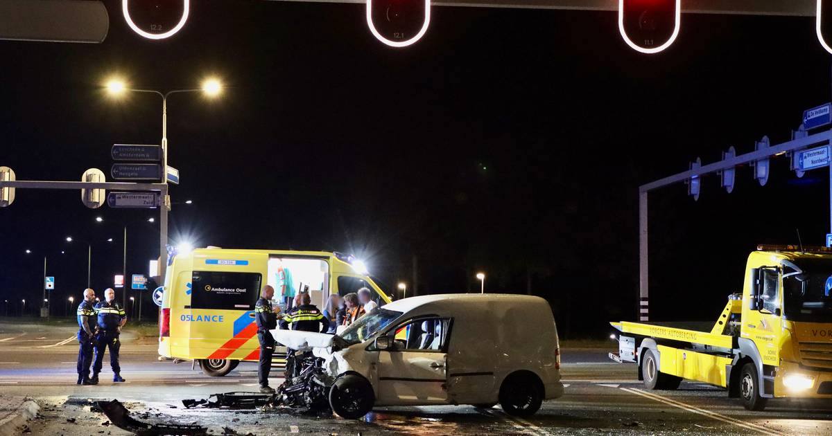 Twee gewonden en twee autos total loss bij ongeval op kruispunt in Hengelo.